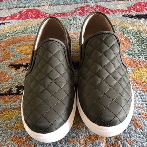 Steve Madden dark green, like new. Size 9